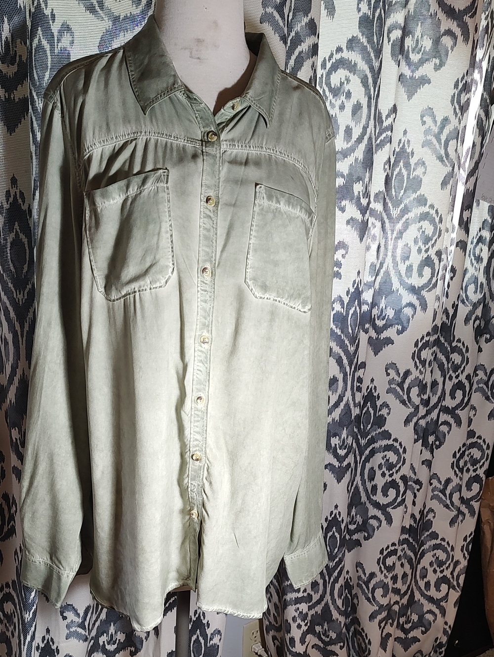 Casual Button-Down Shirt in Light Sage Green